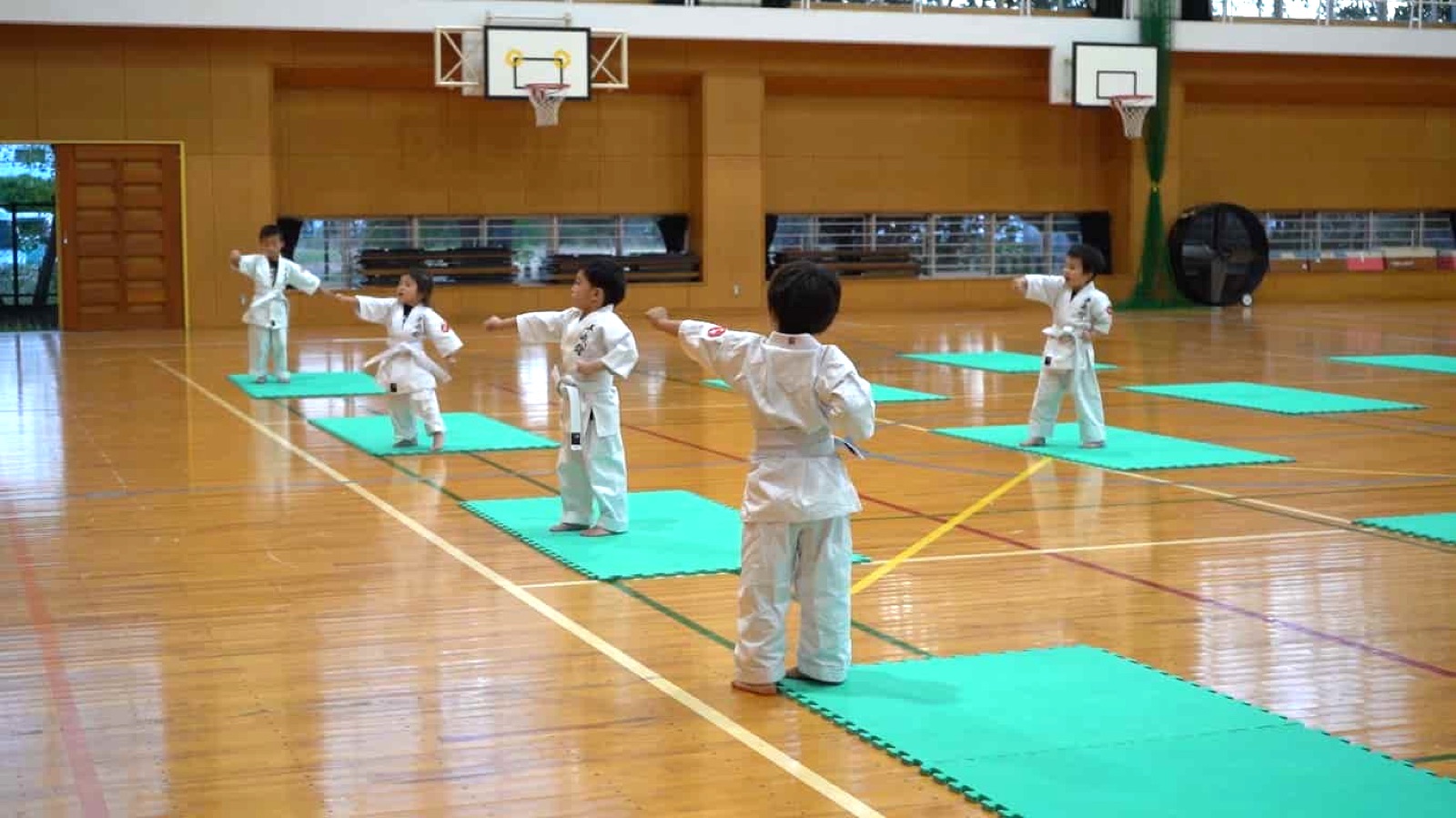 体育館で稽古する子どもたち