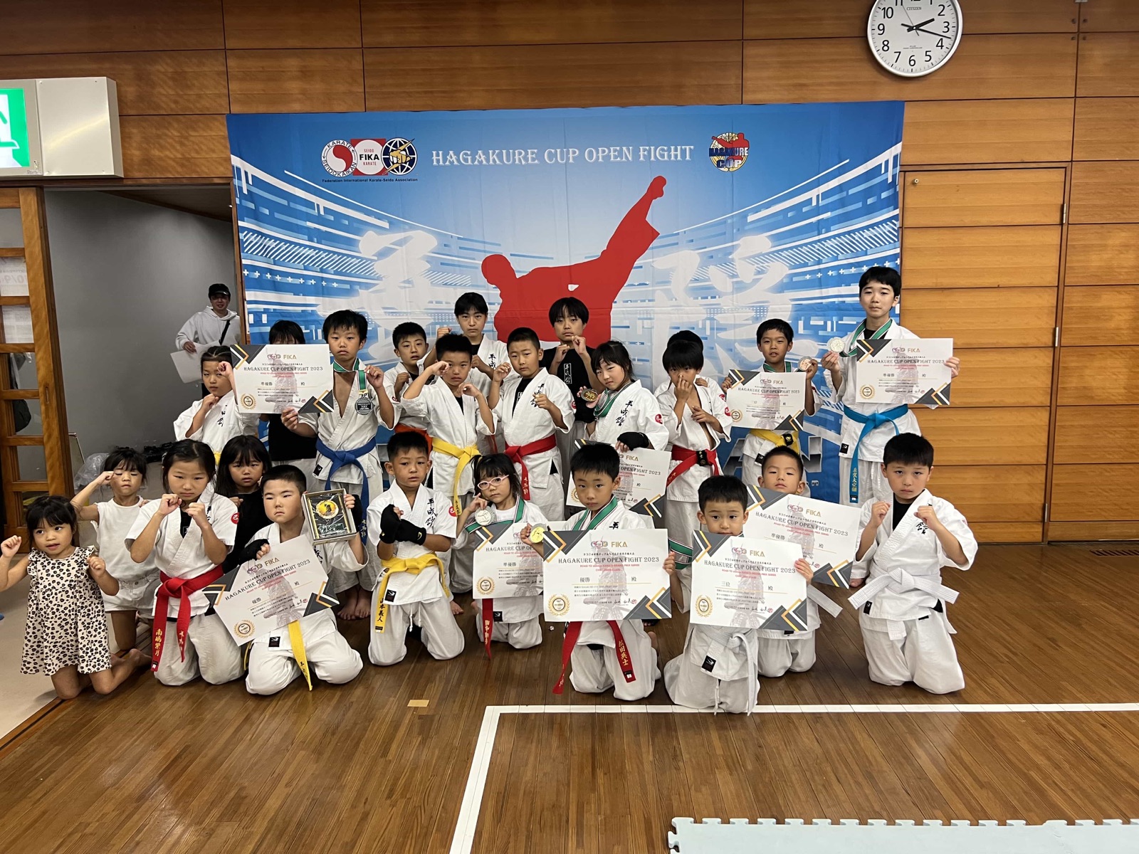 型の大会に出場した生徒たち