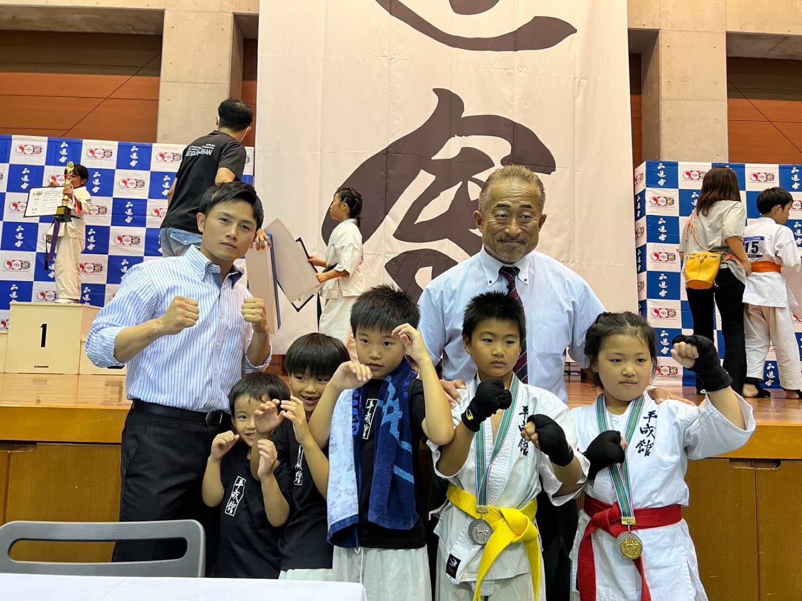 大会で入賞した生徒と指導員