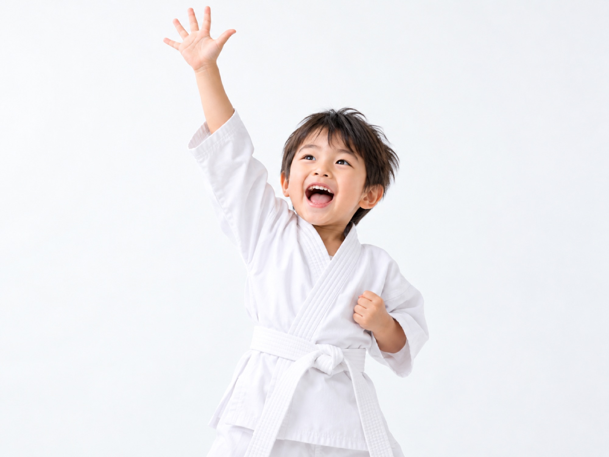 手を上げる道着の子ども